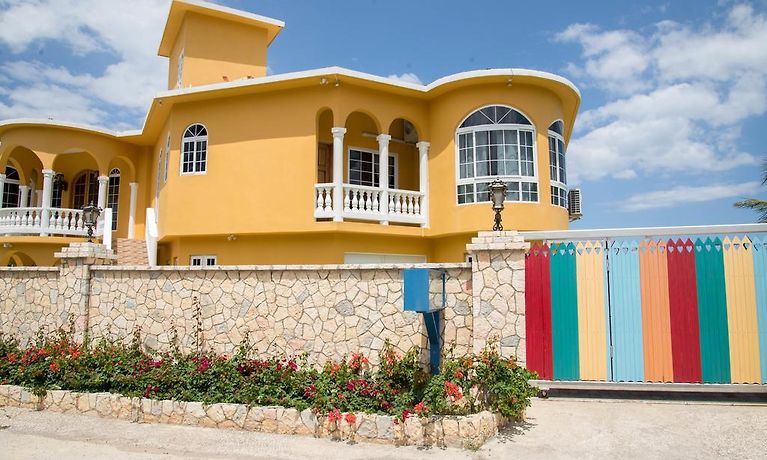 WATERS EDGE GUEST HOUSE, MONTEGO BAY