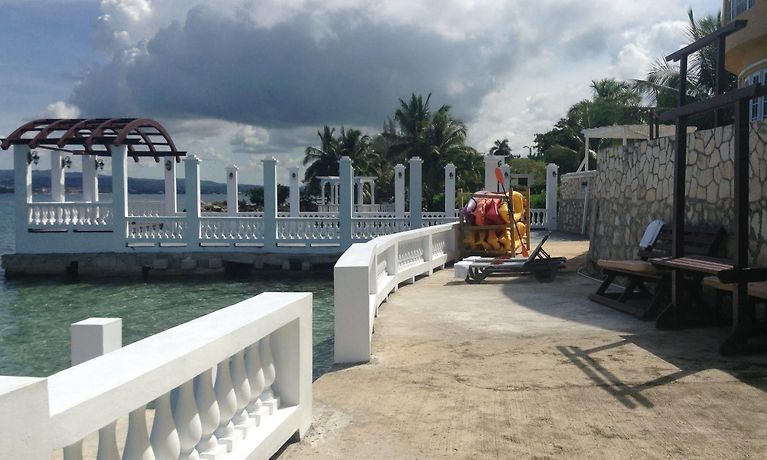 WATERS EDGE GUEST HOUSE, MONTEGO BAY